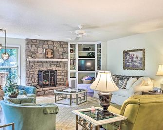 Furnished Deck w/ Views: Hot Springs Cottage - Hot Springs - Living room