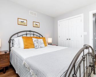 Bourbon Trail! Prime Location, Amenities & Sauna! - Versailles - Bedroom