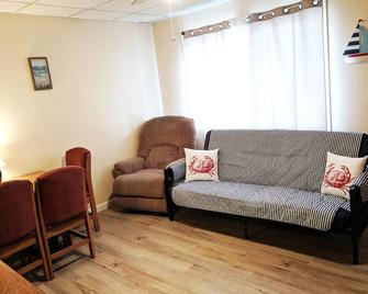 Beach across the Street. Pets OK - Old Orchard Beach - Living room