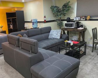 A cozy, modern, and peaceful getaway. - Brandon - Vardagsrum