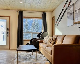 Newreno Spectacula Mountainview Kingbed Jacuzzi Chalet - Harvie Heights - Living room