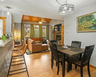 4BR Spacious Cabin w/ Fire Pit & Hot Tub Escape - Talking Rock - Dining room