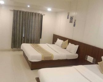 Sai Gangotri Hotel - Shirdi - Bedroom