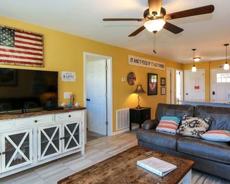 House # 47 Happily Ever After (No Pets) - Centre - Sala de estar