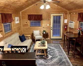 Cozy Cabin w/firepit, tucked in the woods on a Kentucky farm. Nature awaits! - La Grange - Wohnzimmer