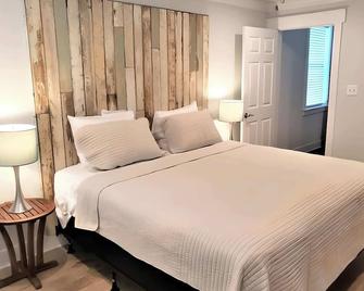 Summer Fun Awaits! Cozy Downtown Cottage! - Pensacola - Bedroom