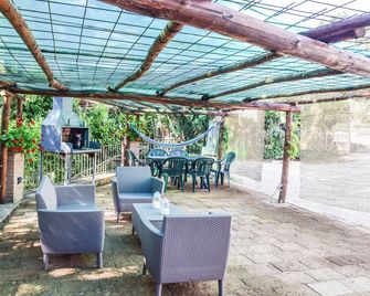 House with private pool. Quiet Location. Fenced/secured pool area - Avigliano Umbro - Patio