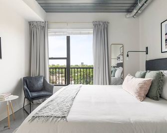 Lodgeur | Hip & stylish modern 1BR loft | Midtown - Houston - Bedroom