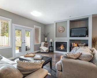 Entire House in Campbell River - Campbell River - Living room
