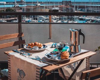 GuestHouse Colors - Verde Marino(Deluxe con Balcone) - Civitavecchia - Ravintola