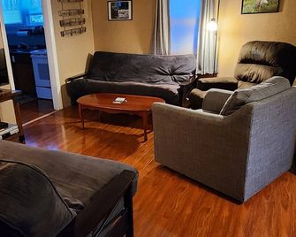 Trailside! Park and ride from here. Room for 2 trailers. Low cleaning fee! - Millinocket - Sala de estar