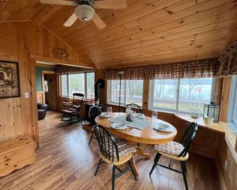 Two Bedroom Moon River Cottage - Mactier - Dining room