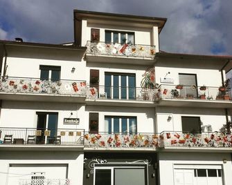 Zembalo - Gesualdo - Building