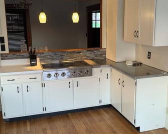 Charming 1-bedrm unit with WiFi, AC in quaint Deep River- “Queen of the Valley” - Deep River - Kitchen