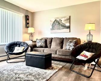 Butterfly Park Retreat #3 - Centrally located to Decorah's Top Attractions! - Decorah - Living room