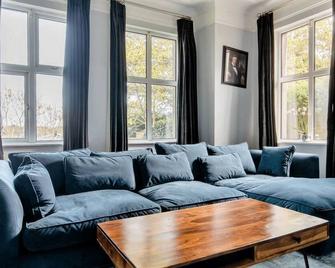 Large modern home 6km to city centre - Dublin - Living room