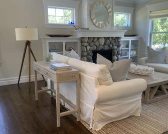 3 bedroom home in Edgartown, steps from bike path and island bus. - Edgartown - Salon