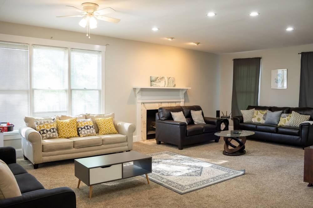 Large colonial style house in the most sought after area - Ballantyne. - שרלוט - סלון