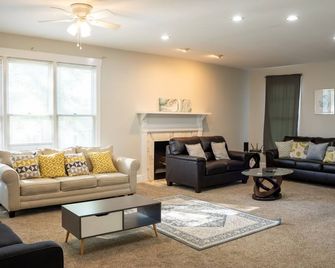 Large colonial style house in the most sought after area - Ballantyne. - שרלוט - סלון