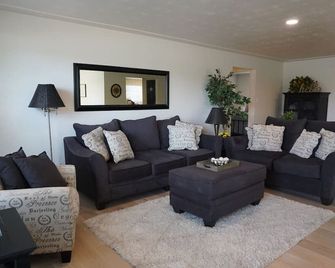 Spacious Ranch w/Hot Tub & Game Room, Sleeps 14! - Greeley - Olohuone