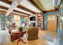 Enchanting Highlands Cottage with Pond and Falls! - Highlands - Living room