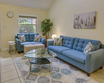 4 Mi to Dtwn Pet-Friendly Abode in Tallahassee! - Tallahassee - Living room