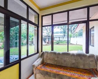 The Manas Cottage - Saputara - Living room