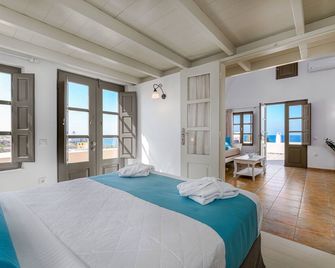 En Plo Boutique Suites - Oia - Habitación