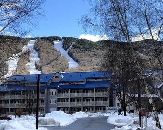 Lodge Hotel H3 · Hotel Resort Room w king bed, pool Ski Loon Mtn - Lincoln - Building