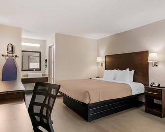 Quality Inn and Suites I-10 near Fiesta Texas - San Antonio - Bedroom