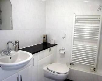 Charles House - ווינדזור - חדר רחצה