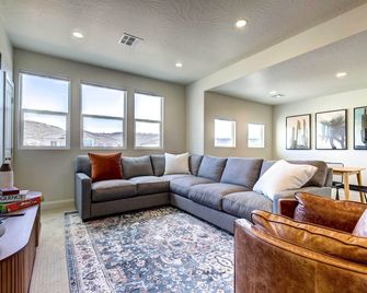 Washington Home w/ Mtn Views, Near Hiking! - Washington - Living room