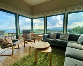 Lighthouse Hill - Newport - Living room