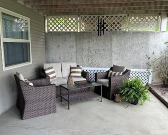 Charming 2BR/1BA, W/D, kitchen, patio, 20 min to WSU - Colfax - Patio