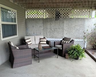 Charming 2BR/1BA, W/D, kitchen, patio, 20 min to WSU - Colfax - Patio