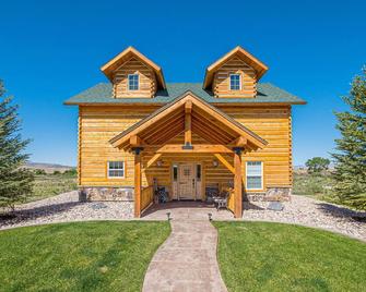 Rustic Retreat: Log Cabin w/ Fire Pit & Pool Table! - Mack - Building