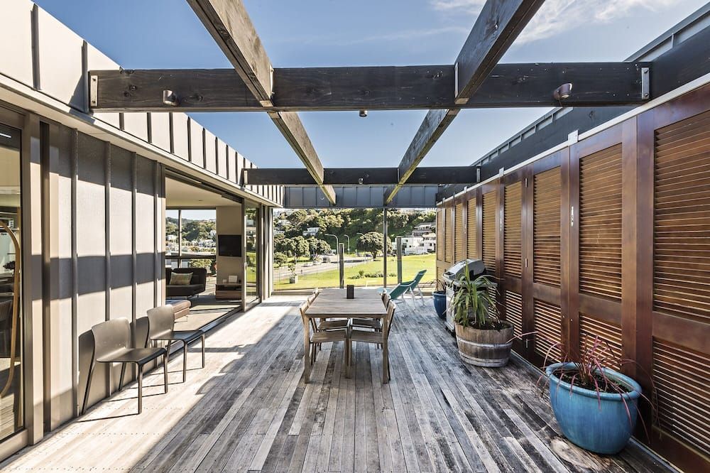Stay on the Bay - The Penthouse on Evans Bay - 3 bed top floor apartment - Wellington - Patio