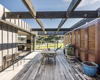 Stay on the Bay - The Penthouse on Evans Bay - 3 bed top floor apartment - Wellington - Patio