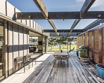 Stay on the Bay - The Penthouse on Evans Bay - 3 bed top floor apartment - Wellington - Patio