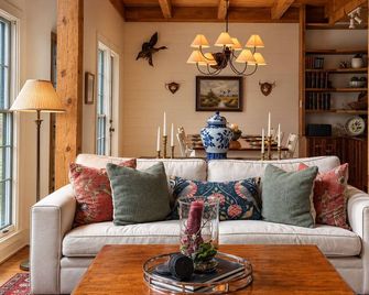Cozy Lake House w/ Private Dock on Lanier - 4BR + 2BR Basement Apt - Gainesville - Living room