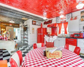 Fifties Diner-Style Llano Home with Shared Fire Pit - Llano - Essbereich