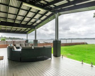 Serendipity Lake House - on the water's edge - 모리세트 - 파티오