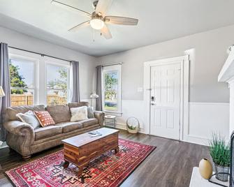 Stay Downtown Waco! Close to Magnolia, Baylor, Cameron park - Waco - Living room