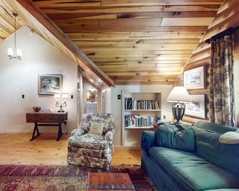 Laurel Cabin - Cashiers - Living room