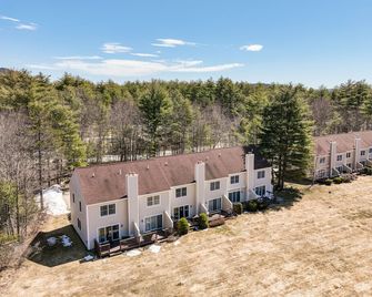 Family-Friendly Gem w/ Heated Pool near Storyland! - North Conway - Building