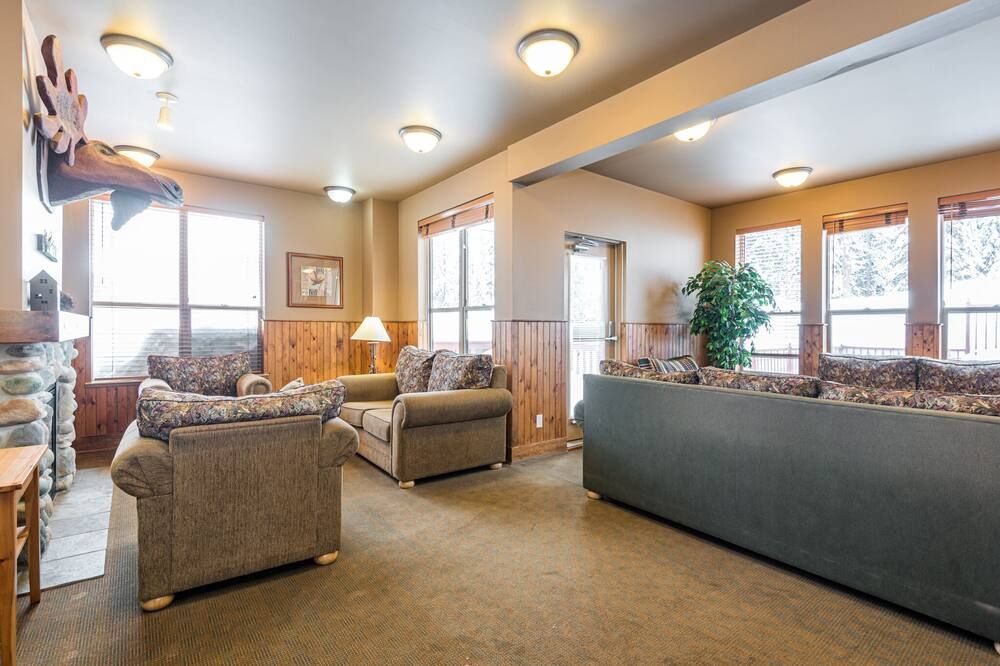 Affordable fully equipped Creekside condo - gas fireplace, BBQ, pet-friendly! - Vernon - Soggiorno