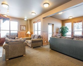 Affordable fully equipped Creekside condo - gas fireplace, BBQ, pet-friendly! - Vernon - Soggiorno