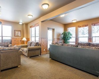 Affordable fully equipped Creekside condo - gas fireplace, BBQ, pet-friendly! - Vernon - Soggiorno