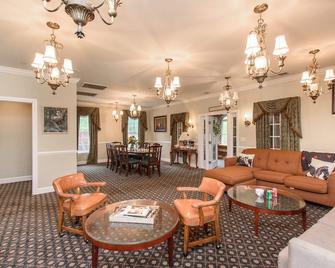 10 bedroooms/baths, 4 mi from VT - Blacksburg - Living room