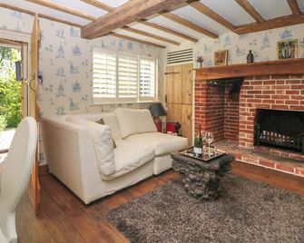 Sandrock Springs, Pet Friendly, Character Holiday Cottage In Petworth - Petworth - Huiskamer